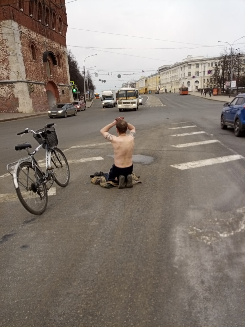 Мужчина устроил одиночный молебен на площади Минина Нижнего Новгорода