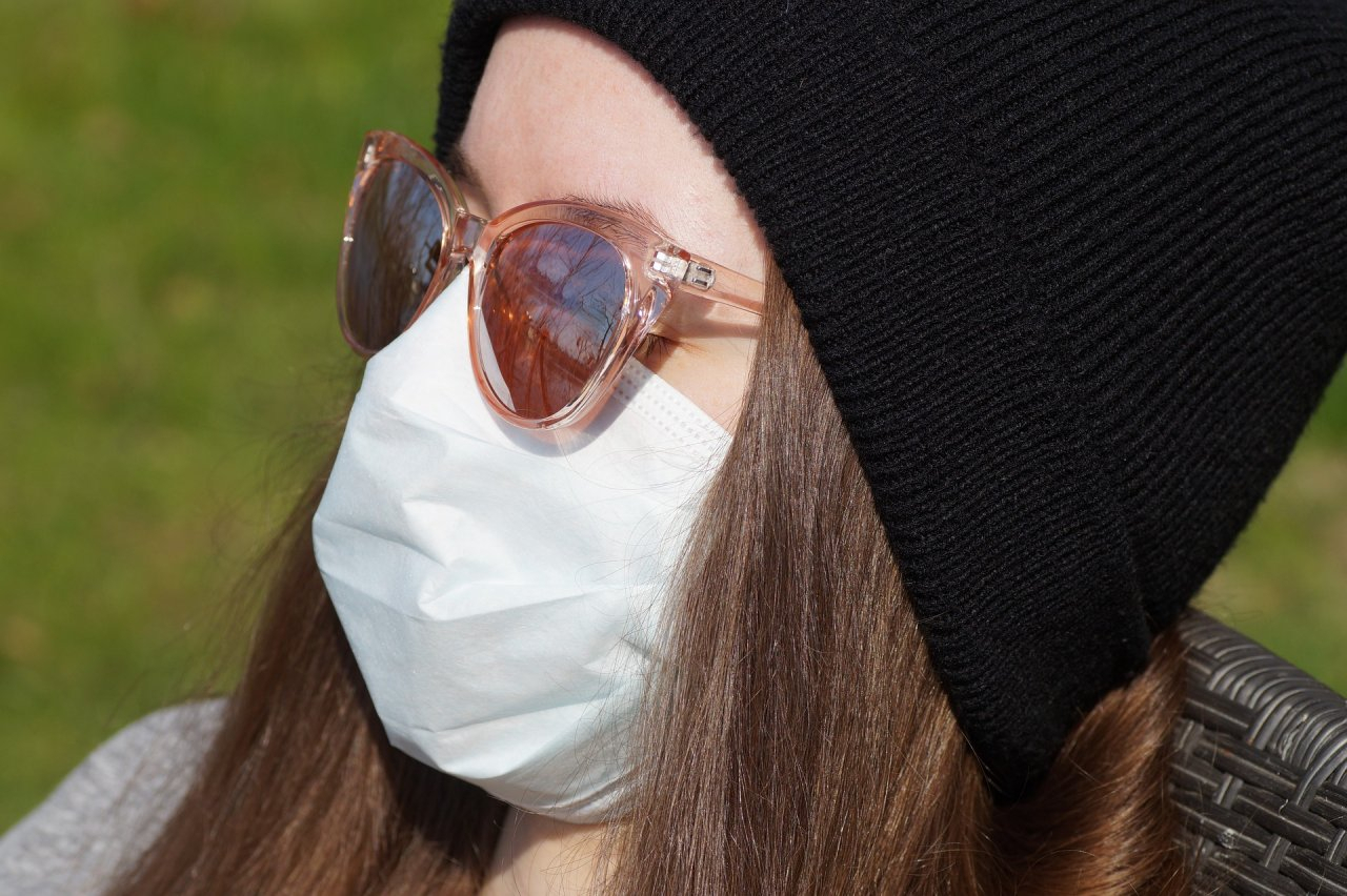 «Не имеет смысла»: врачи рассказали, что на улице маски бесполезны