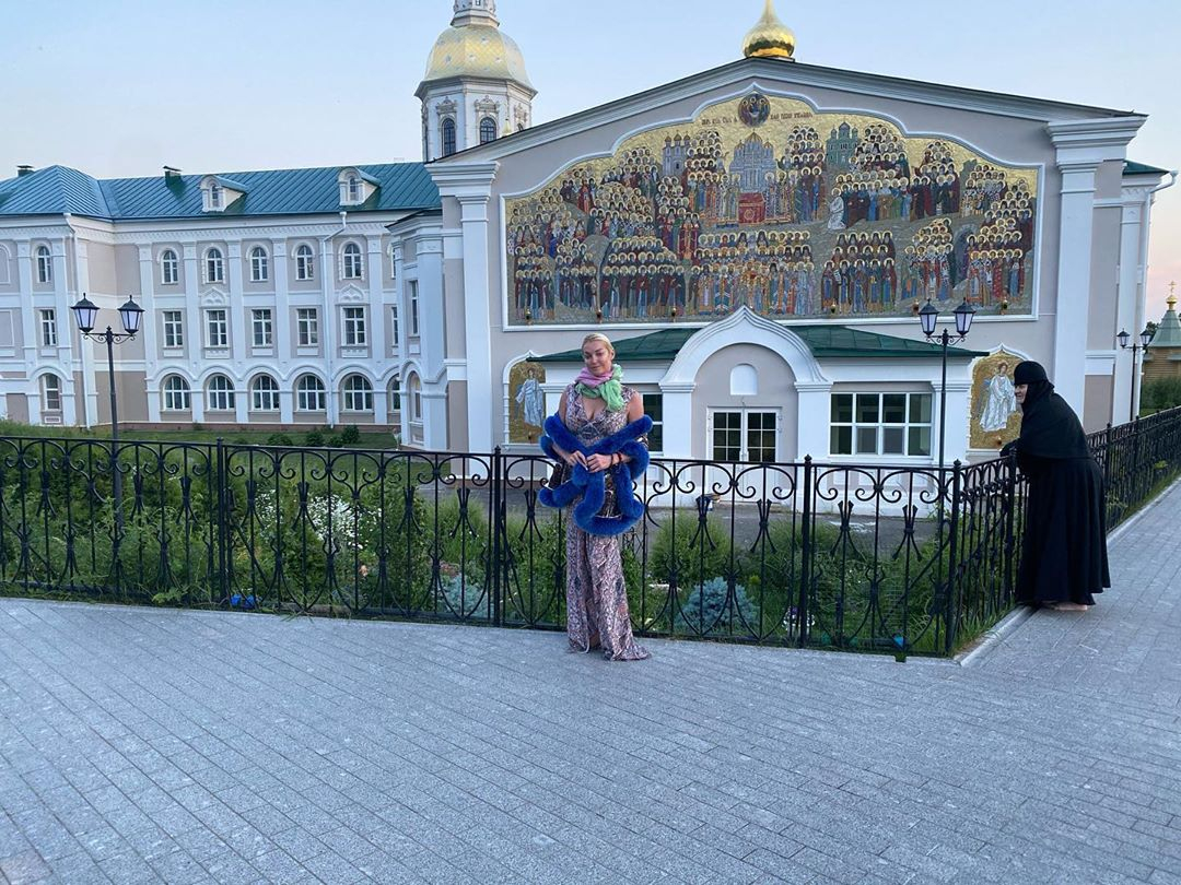 «Прима-балерина всея Руси» Волочкова прокомментировала скандал со своим участием в Дивееве