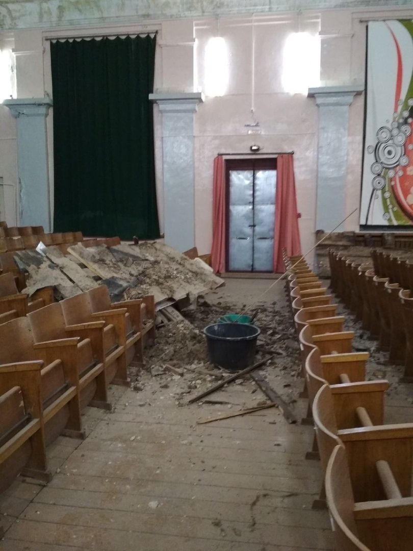 Потолок обрушился в доме культуры в Борском районе