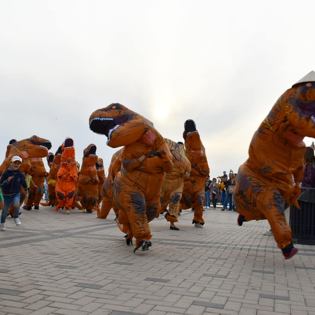 На Нижневолжской набережной прошел забег динозавров