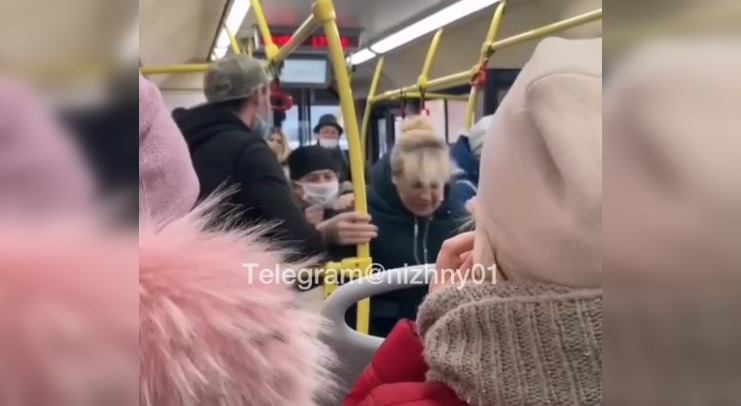 Нижегородцы выгнали из автобуса женщину, не пожелавшую надевать маску