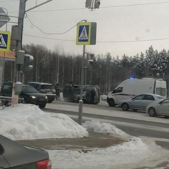 Внедорожник не вписался в поворот и опрокинулся на бок в Нижнем Новгороде (ФОТО)