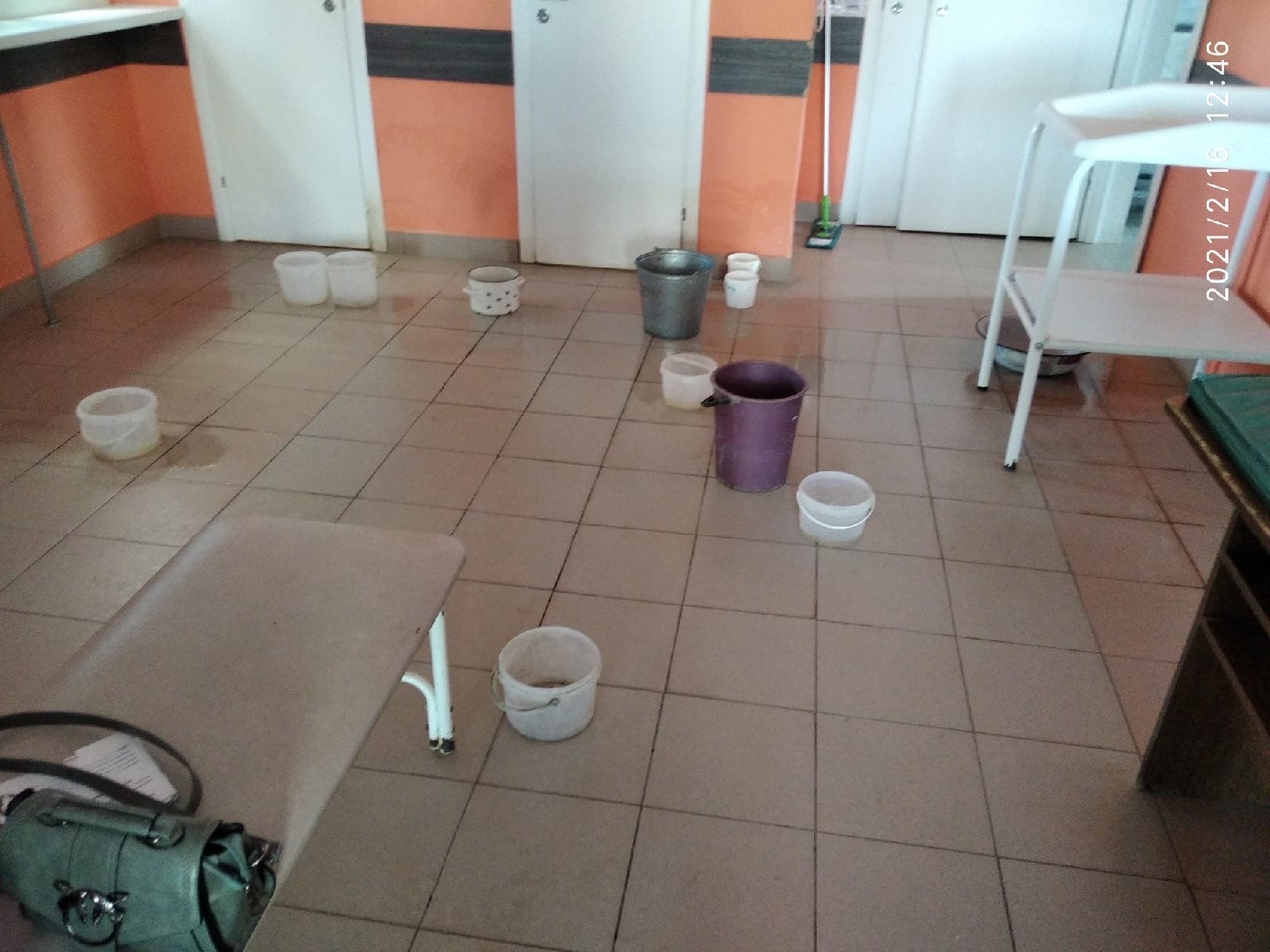 В Сергаче оголенная проводка и протекающая крыша встречают посетителей в детской поликлинике (ФОТО)