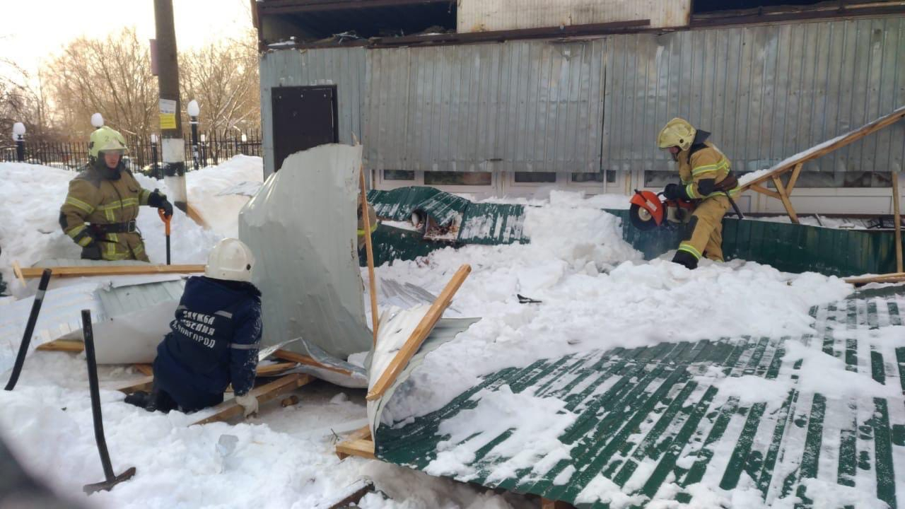 Появились подробности гибели женщины под рухнувшей торговой палаткой на Родионова