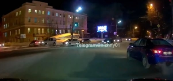 Два полицейских автомобиля столкнулись на площади Лядова в Нижнем Новгороде 22 февраля