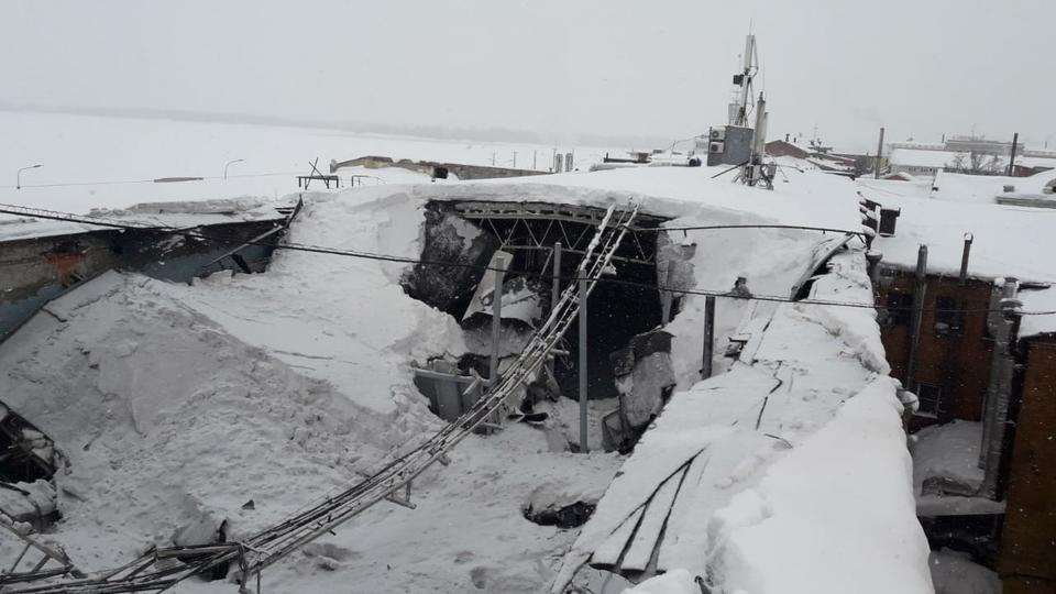 На Нижне-Волжской набережной рухнула крыша у одного из домов