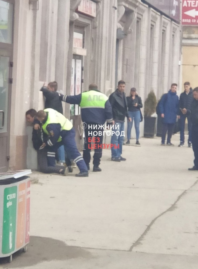 В Нижнем Новгороде подростки прокатили полицейского на капоте «Жигулей»