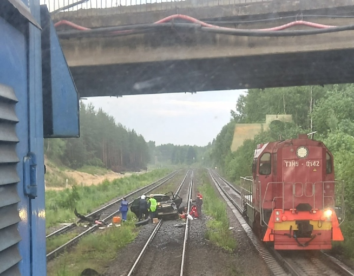 Дорогая иномарка слетела с моста на железнодорожные пути в Нижегородской области