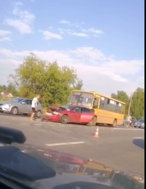 Автобус "собрал" пять автомобилей на оживленной трассе в Кстовском районе