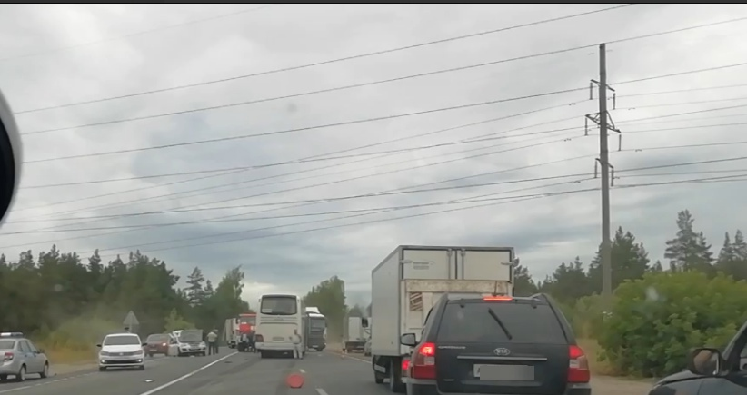 Легковушка и пассажирский автобус столкнулись на Северном шоссе под Дзержинском