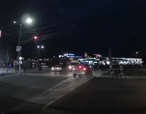Автомобиль со спецсигналами сбил подростка на пешеходном переходе на Бору