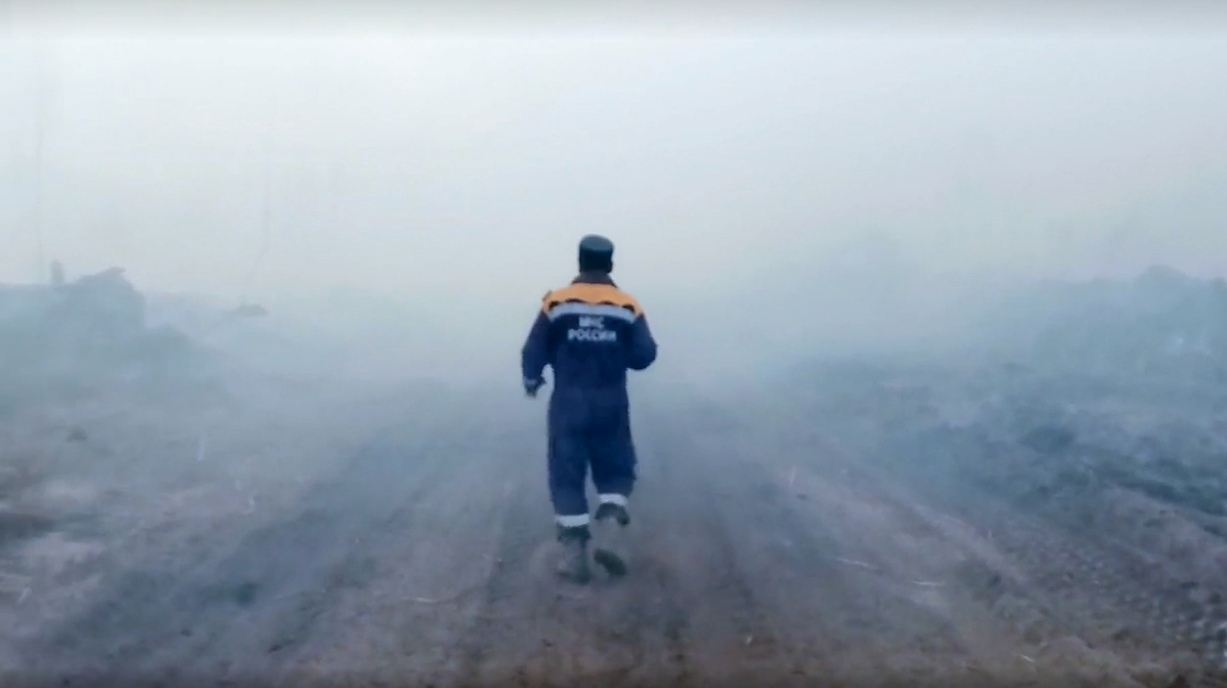 В МЧС показали, как проходит тушение лесного пожара в районе Первомайска