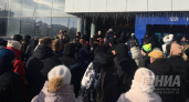 Толпа нижегородцев пять часов стояла на морозе, чтобы купить билет на хоккейный матч