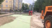 По просьбе жителей Московского района начали ремонтировать дорогу и тротуар