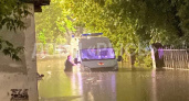 Машина скорой помощи утонула по зеркала на дороге в Нижнем Новгороде