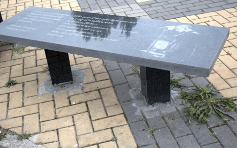 Скамья с надгробной плитой в честь Честера Беннингтона установлена без разрешения (ФОТО)