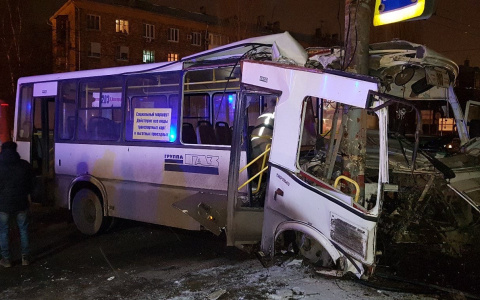 Шесть человек пострадали при столкновении иномарки и рейсового автобуса на Сормовском шоссе