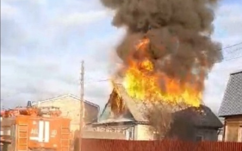 Крупный пожар на Бору оставил семью с пятью детьми без крыши над головой