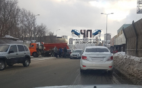 Камаз перегородил дорогу на улице Барминской в Нижнем Новгороде