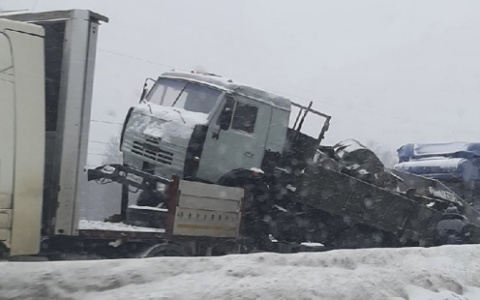 Камаз упал с трала и перегородил движение на трассе в Нижегородской области