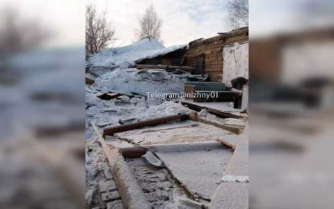 Снег обрушил крышу жилого здания в Сергаче