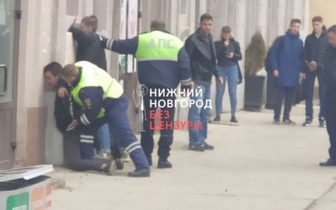 В Нижнем Новгороде подростки прокатили полицейского на капоте «Жигулей»
