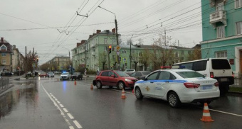 ВАЗ и иномарка столкнулись в Дзержинске: несколько человек попали в больницу